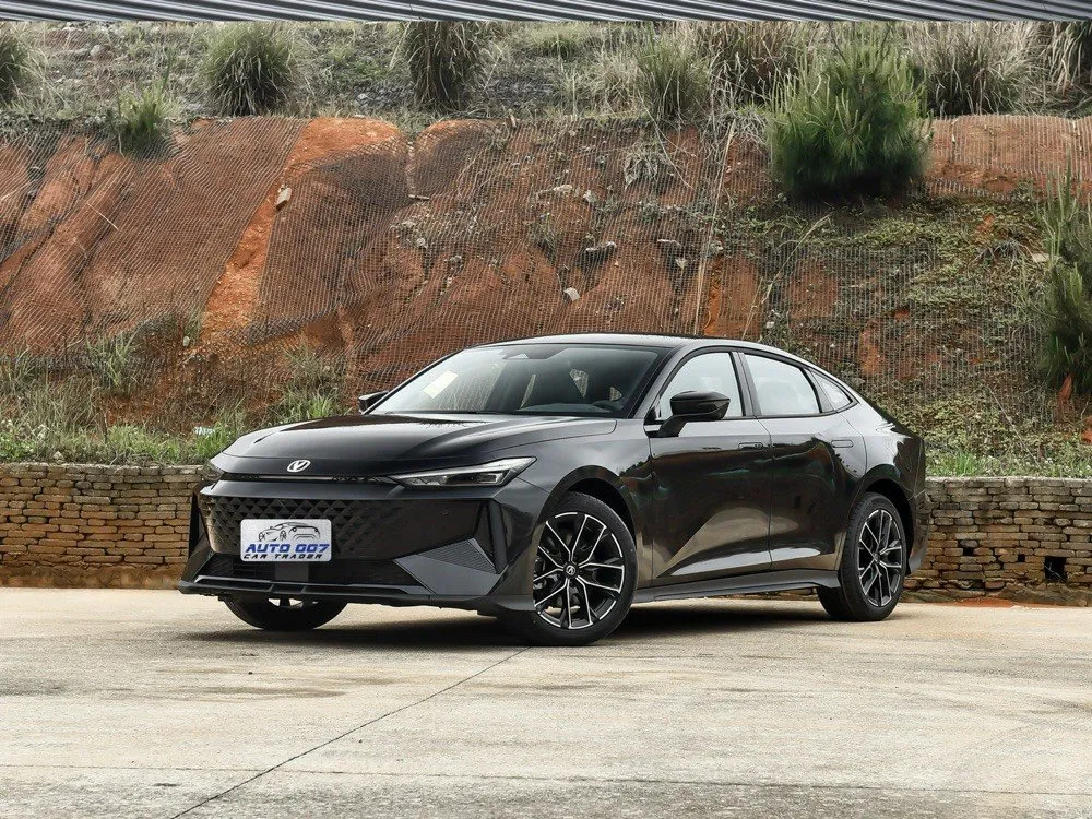 Changan UniV hibridni automobil s dodatkom