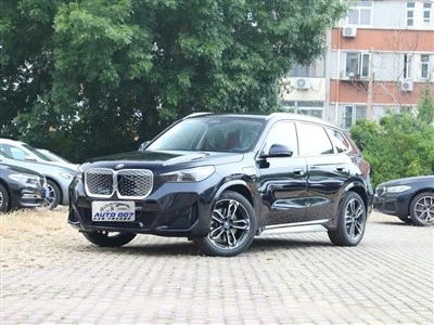 Električni automobil BMW IX1